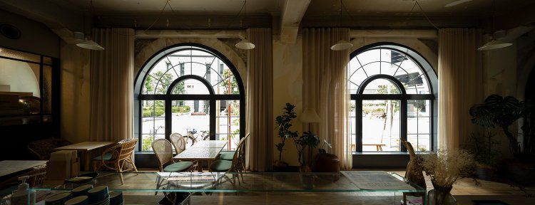 内装を剝がしたままの屋内が趣を深める。