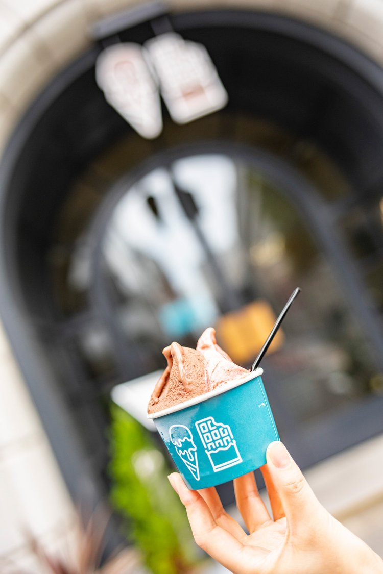 見目麗しいケーキも2種盛ジェラート（一番人気のアマゾンカカオとあまおう柚子）750円も季節感を大切に。