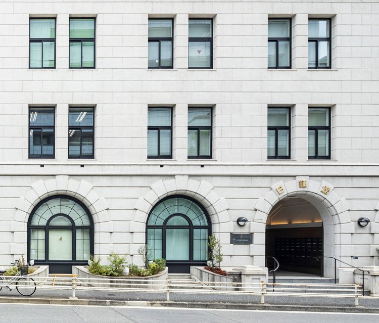 平面的なファサードにツイン窓とアーチ窓がアクセントを付ける。