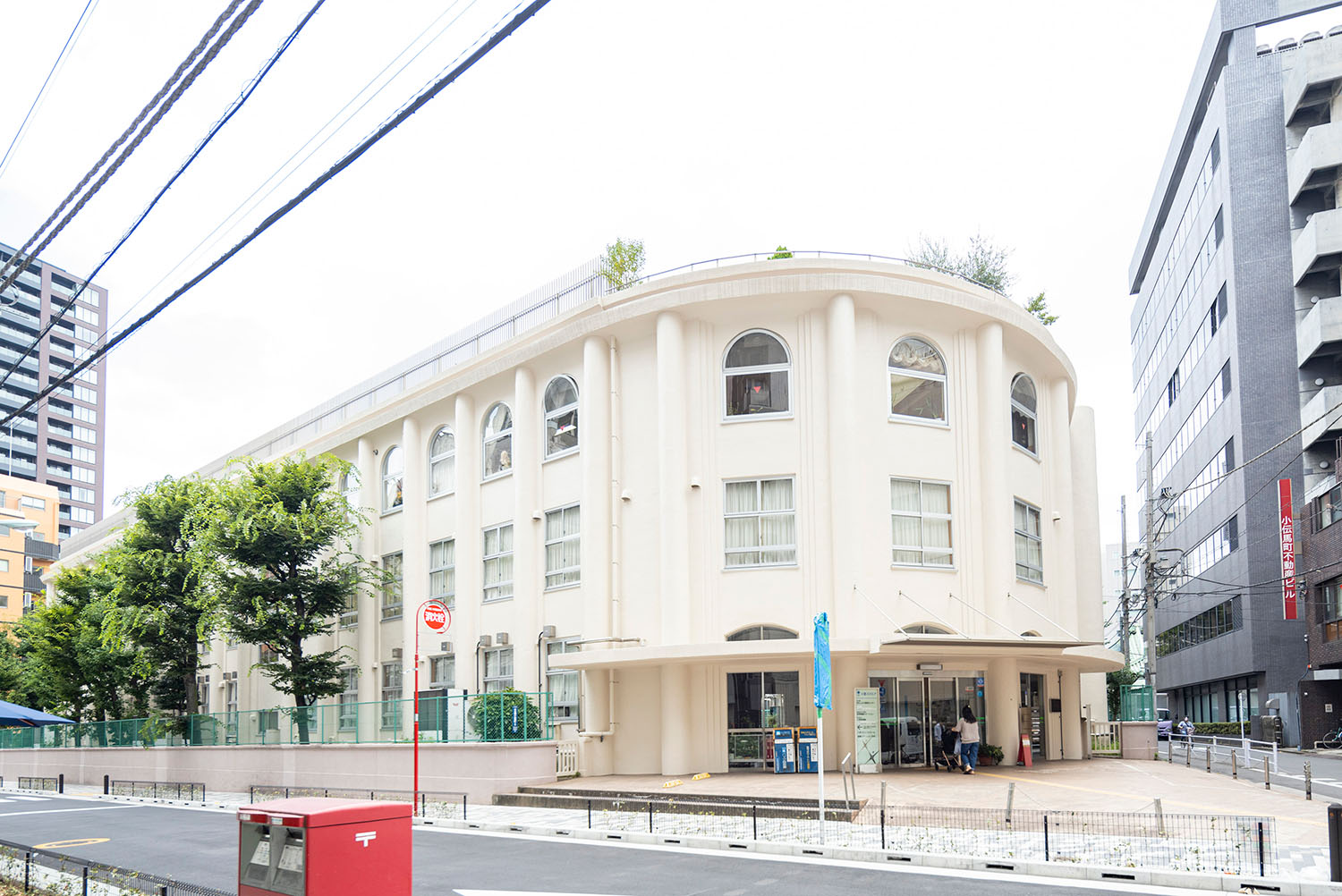 モダンな正面玄関の十思スクエア（小伝馬町）は1928年建設の旧区立十思小学校。