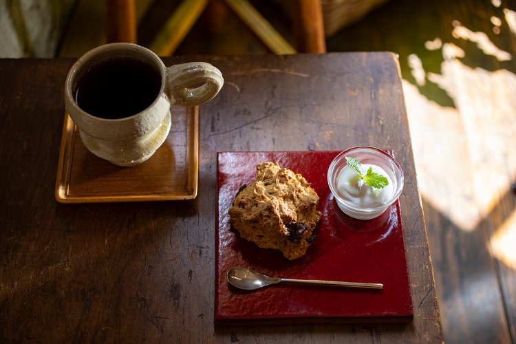 珈琲FARO自家製のチョコジンジャースコーン500円、ファロブレンド600円。