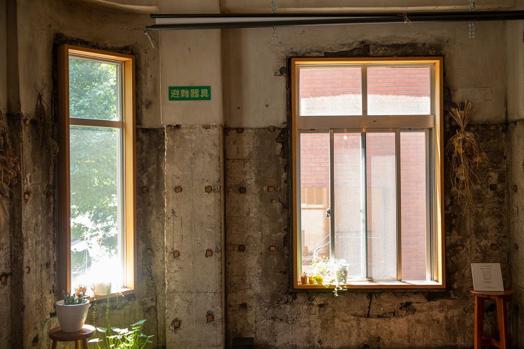 元雀荘だった内装を全て剝がし、建物の躯体そのままに利用。