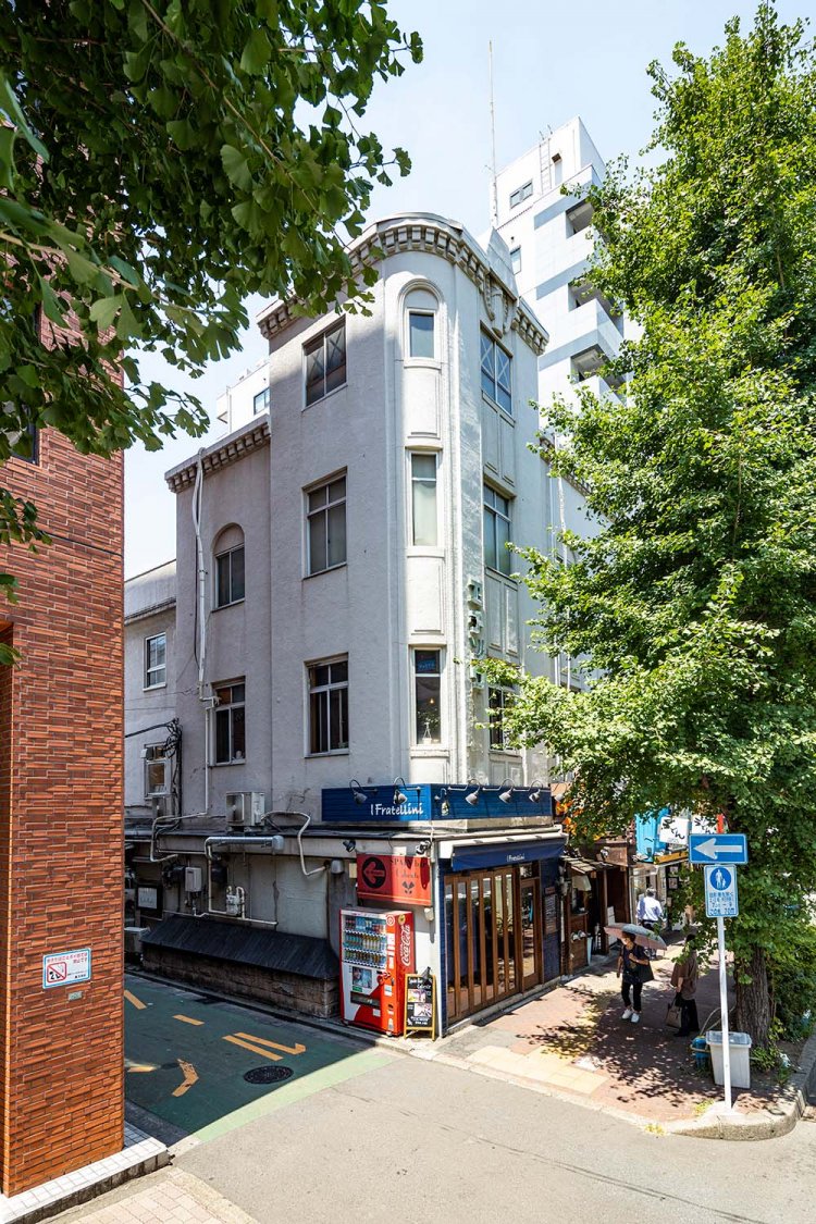 角地を柔らかなフォルムで包んだ建物の階段を登ると、世界が一変する。