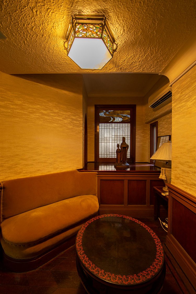玄関脇のステンドグラスを多用した応接室はコンパクトながら趣深い世界。