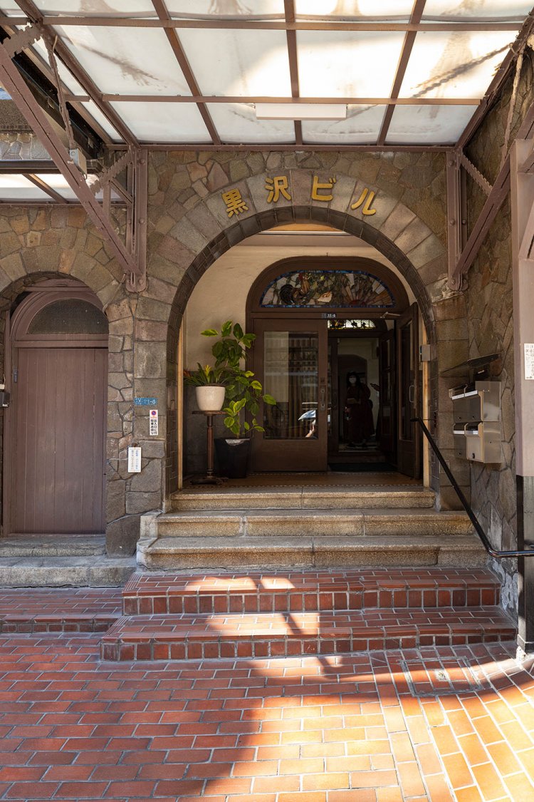 アーチを用いた洋風エントランス、館内のしっとりした雰囲気は、いかにも医院らしい設え。