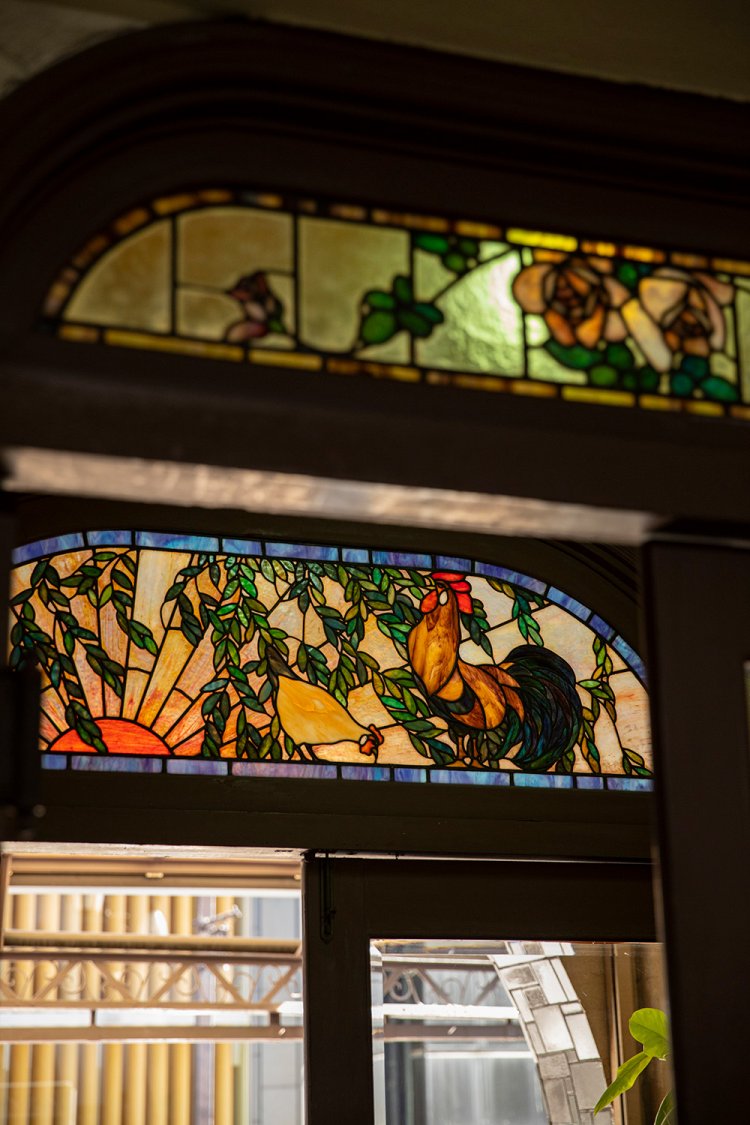 季節感を感じさせるステンドグラスには鳥がモチーフに使われている。