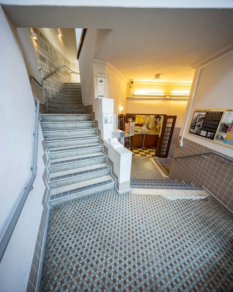 補修済とほぼ建設当時のままと、対照的な２つの階段をぜひ味わってほしい。