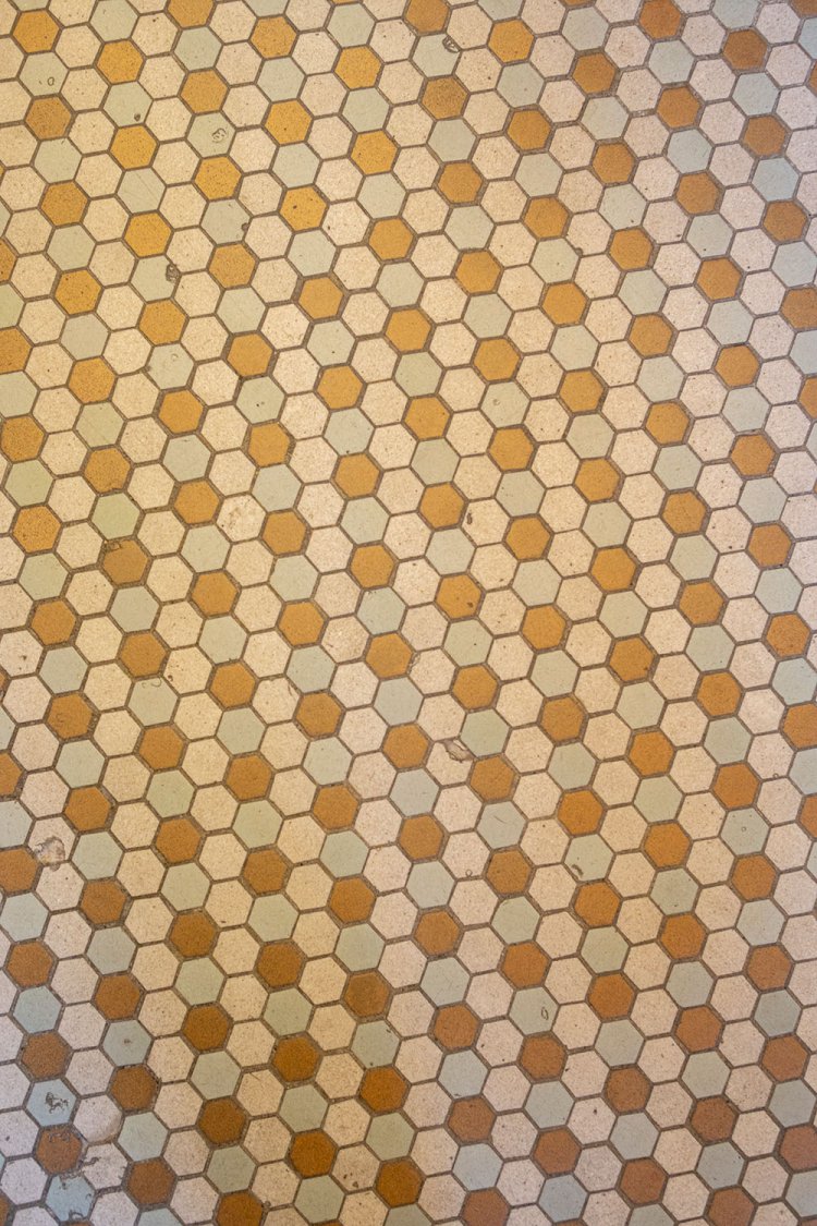 一部残る六角形のモザイクタイルにモダンな色彩感覚が宿る。