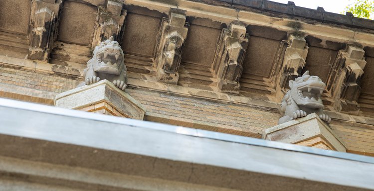 当時の写真を参考に可能な限り忠実に復元された正面柱上の怪獣像。