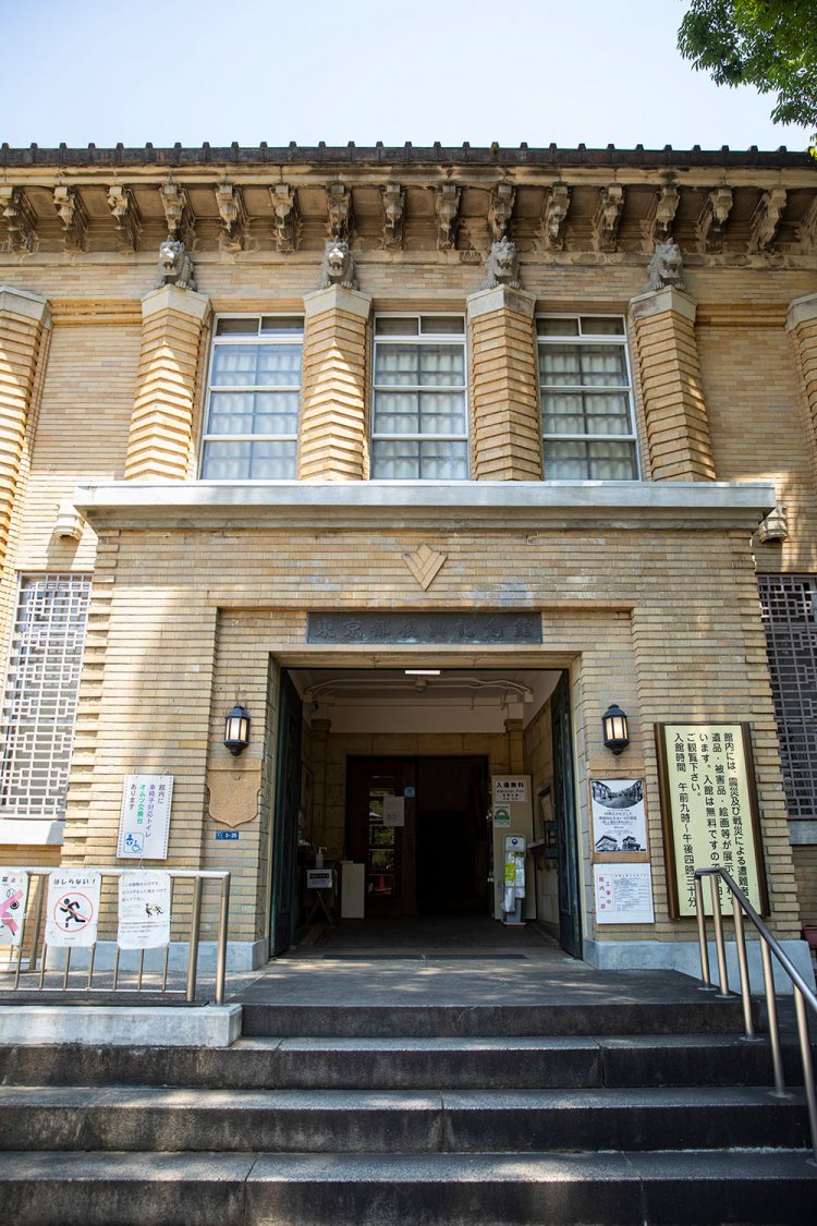 スクラッチタイルと４頭の怪獣が印象的な和洋折衷建築。大規模改修工事でお化粧直しも完了。