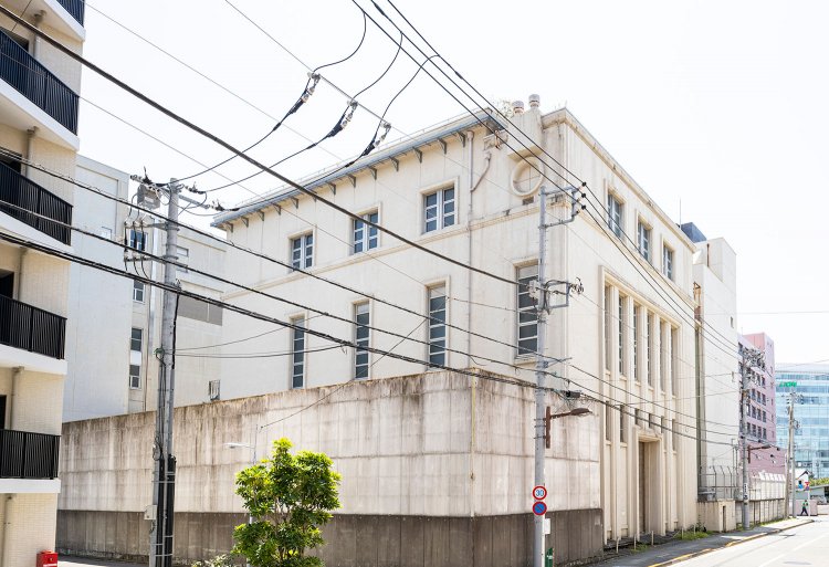 1933年完成の東京電灯蔵前変電所（蔵前）。階上にある丸窓が印象的。