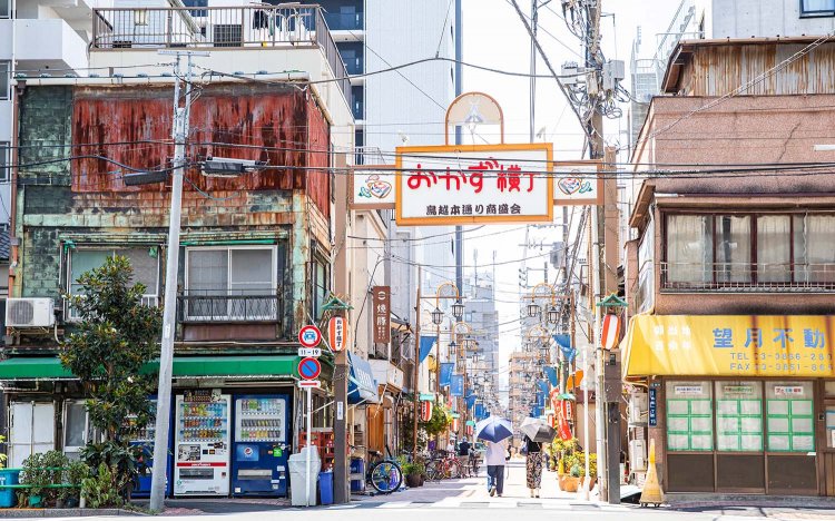 おかず横丁（鳥越）の看板建築は昭和初期の定番。