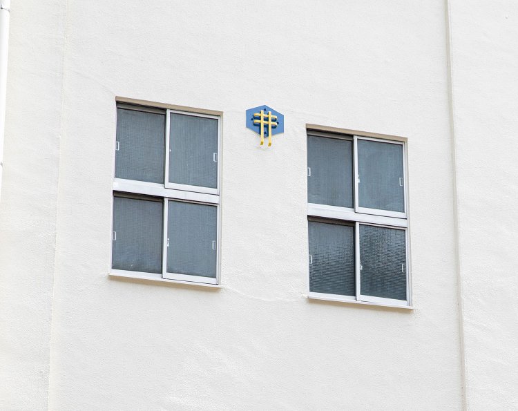 窓と窓の間にある特徴的なエンブレムは、劣化のために復元した。