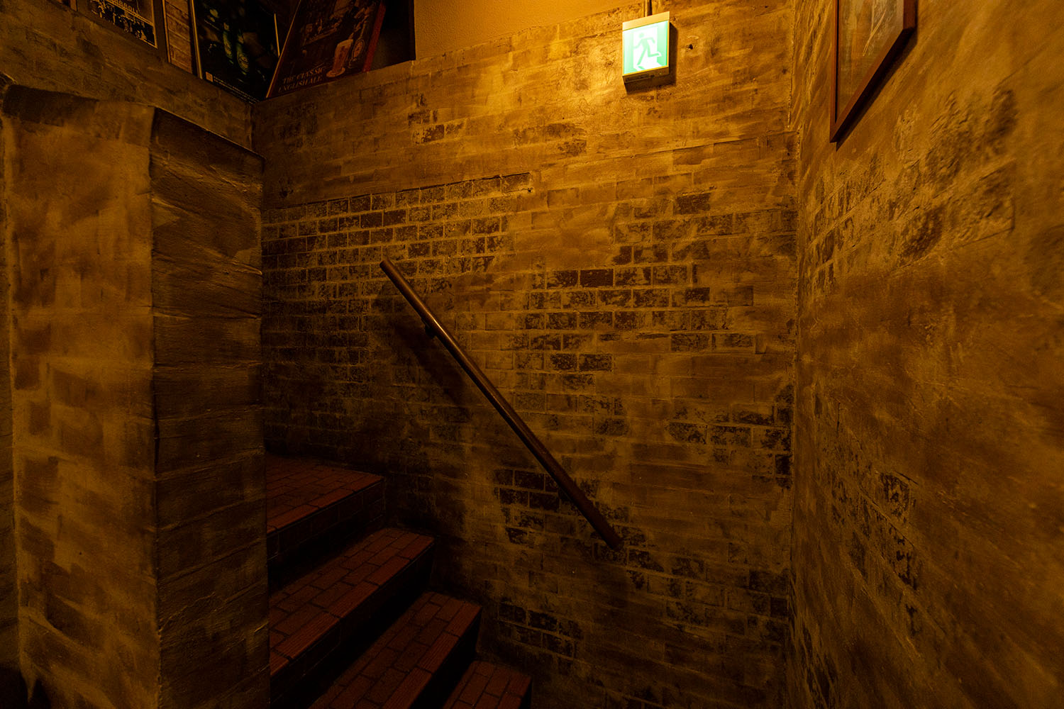ワインセラーを思わせる地下の客席に至る階段。