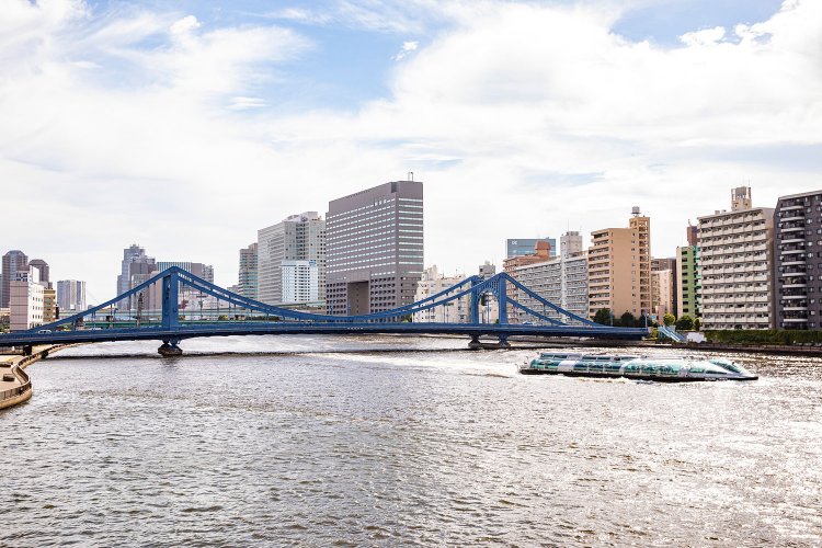 車道の真上に架かるアーチ門が帝都への玄関口を思わせる。