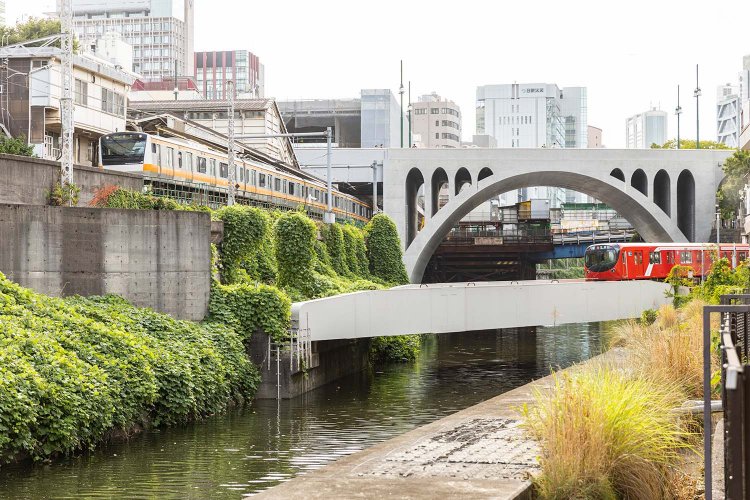 1927年、神田川に架けられた聖橋（御茶ノ水）。護岸に伸びた橋脚が美しい。