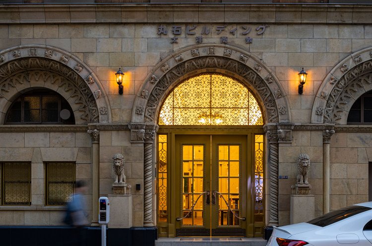 ロマネスク様式を用いた1931年竣工の丸石ビルディング（神田）は異国情緒漂う。