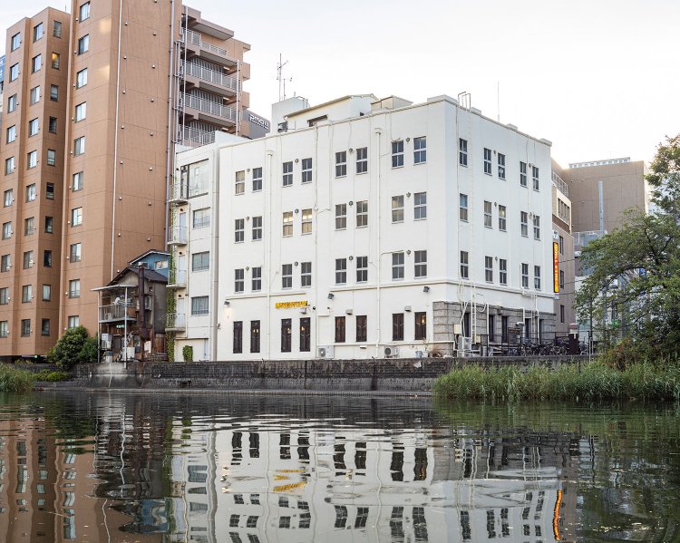 建物のテナントエリアには建設当時のタイルも残る。雰囲気を壊さぬような補修に努めているという。