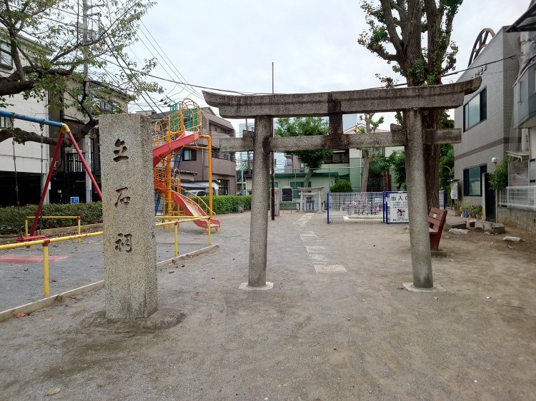 鳥居の奥の囲いの中が「立石様」。