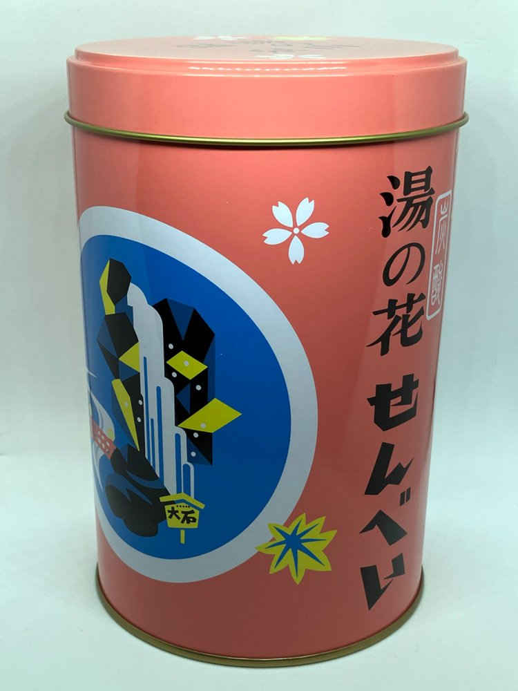 炭酸せんべい界で1、2を争うかわいさと思われる、三重・湯の山温泉の湯の花せんべい（日の出屋製菓）。観光名所・蒼滝や御在所ロープウェイが描かれる。