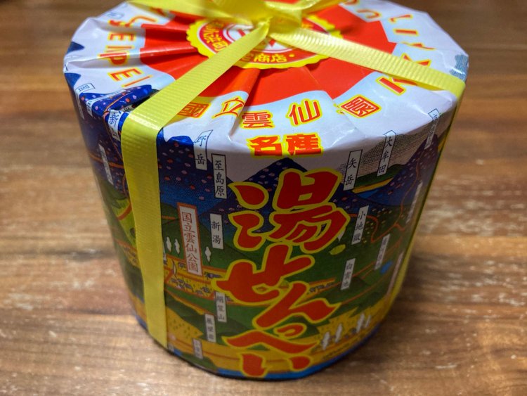 これは缶ではないが、炭酸せんべいの包み紙もまた味わい深い（雲仙小浜温泉・『三宅商店』）。