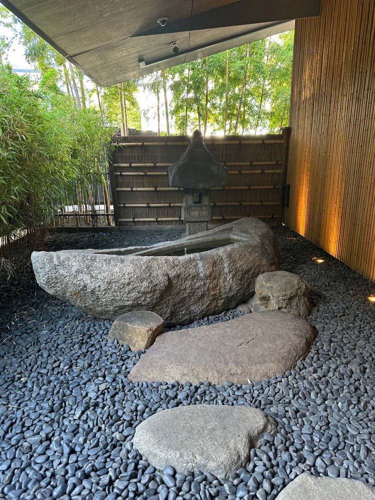 根津美術館八景の一つ、「月の石船」。