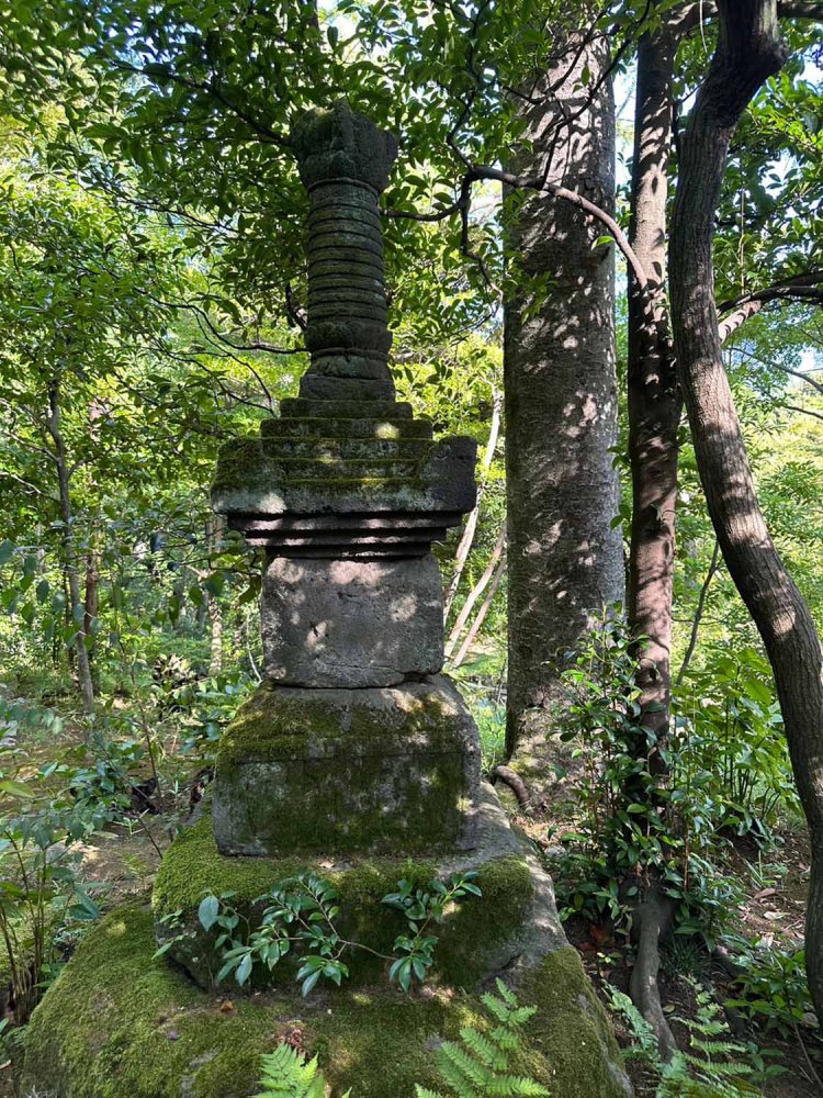 石造宝篋印塔。