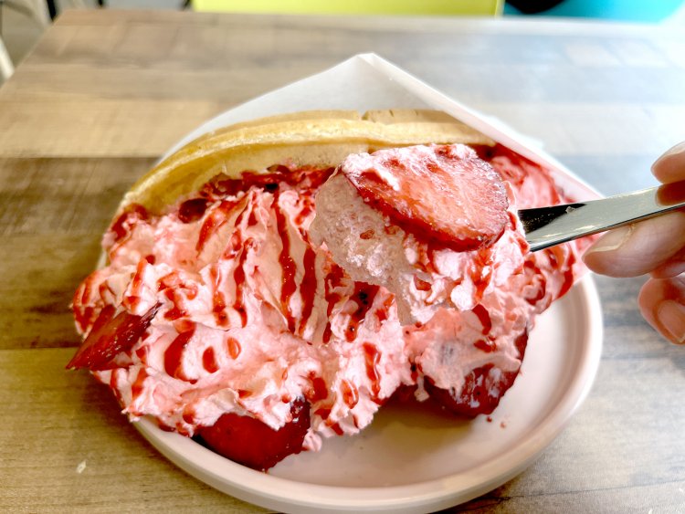 ホイップクリームが溢れるほど入っている。口いっぱいにクリームを詰め込むと、甘酸っぱい生のイチゴのうまさが弾ける。