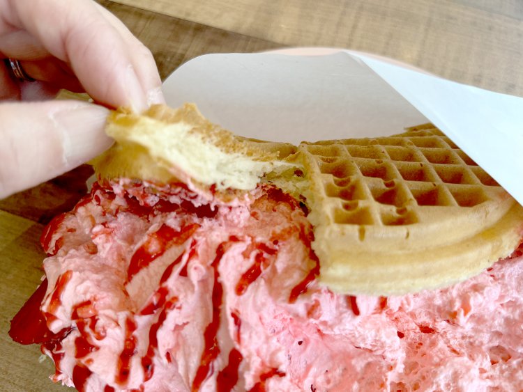 しっとり＆ふんわりの生地をちぎって食べてみたらサツマイモの香りがした。