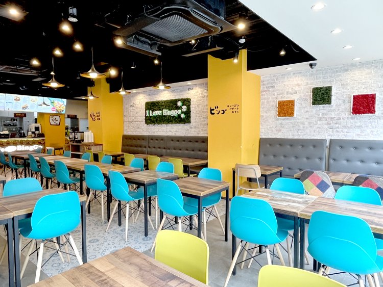 2階の客席はナチュラルなトーンをベースにしビタミンカラーが差し色になっている。