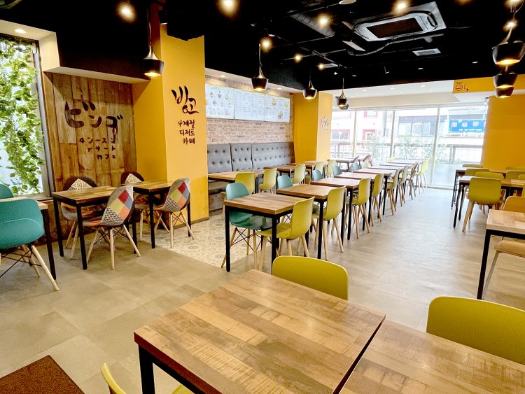 3階は木目を基調にした落ち着きのある雰囲気。天井が高く、開放感がある。