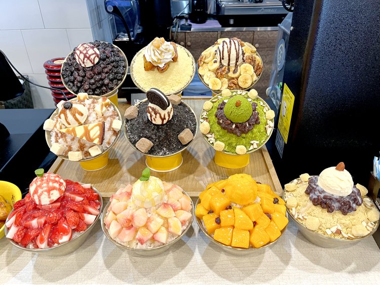 リアルな食品サンプルが食欲をそそる。フルーツがたっぷりトッピングされたビンスは10種以上。