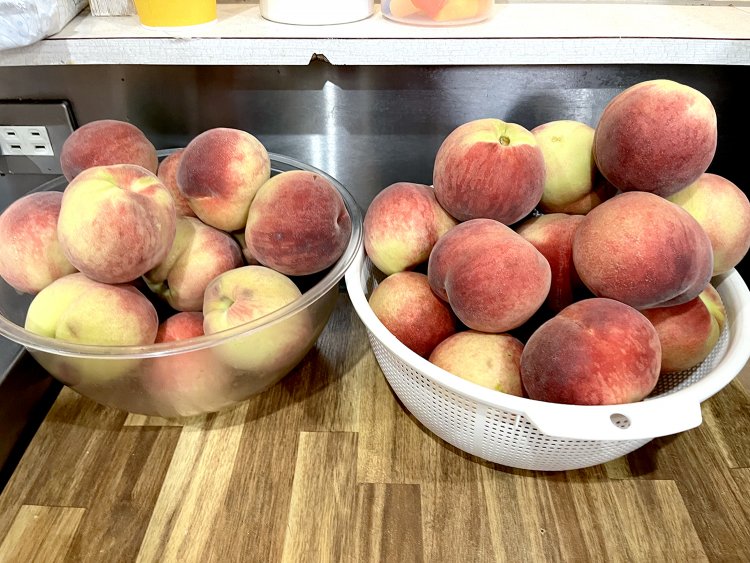 鄭さんの話を聞いていたら八百屋さんから山形産のモモが到着。そばに行くだけでモモの甘い香りがする。ちょうど食べ頃です！