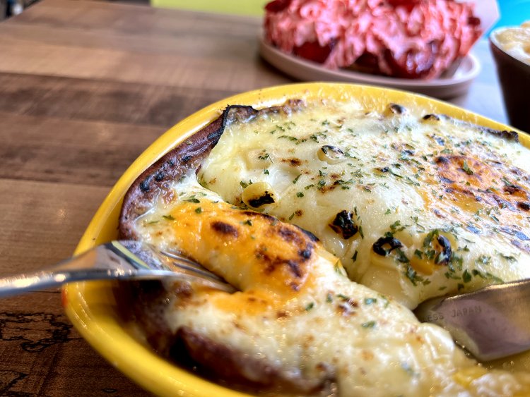 皿にいっぱいの焼きサツマイモにいざ入刀。