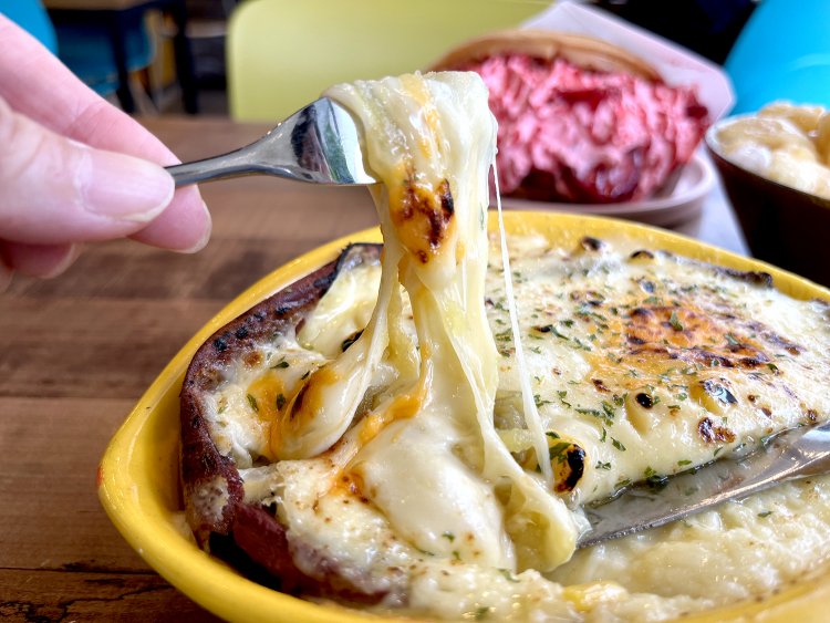 チーズがたっぷり入っていて、フォークですくうとみょ〜んと伸びる。皮までおいしいサツマイモ×チーズ。