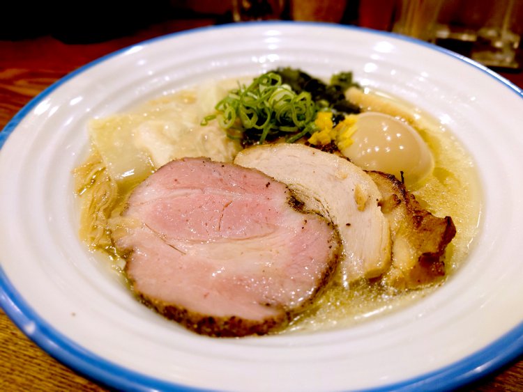 得製潮そば1150円。豚・鶏チャーシュー3枚、鶏ワンタン、味玉など具沢山の一杯。