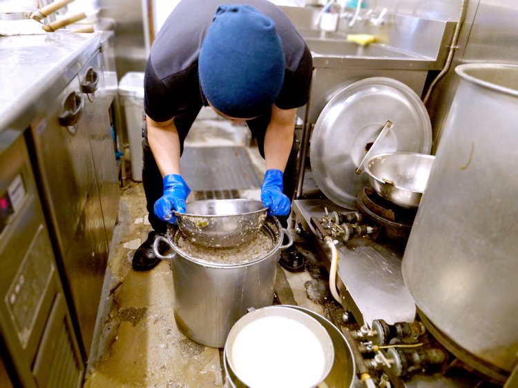 ガラをしぼって清湯スープをとったら、次は白湯の仕込み。モミジも追加してコラーゲンたっぷりプルプルの仕上がりに。