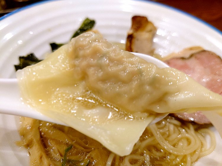 鶏ワンタン。厚めの皮に包まれた餡は、ほんのり生姜の効いた鶏の旨味たっぷり。