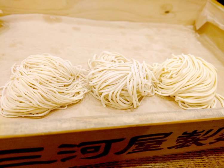 左から潮・醤油そば用の細麺、鶏白湯用の平打ち麺、つけそば用の太麺。