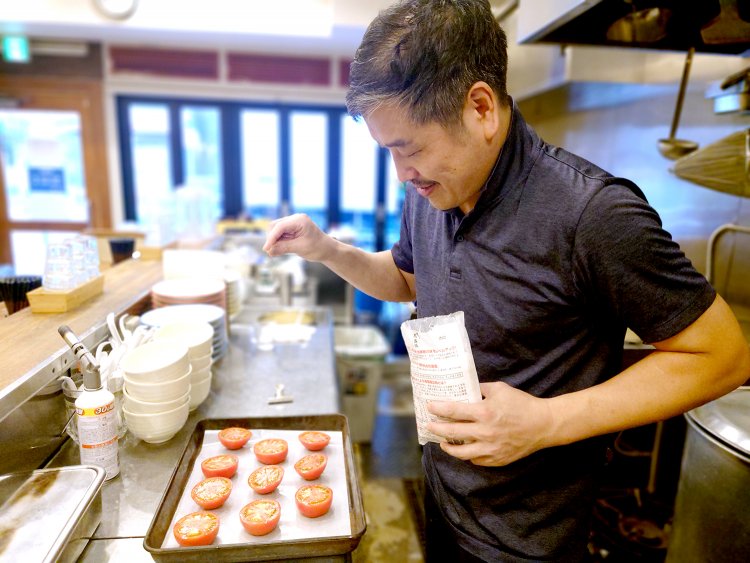 限定用のローストトマトを準備しながら、また新しいラーメンを模索中の椎名店主。