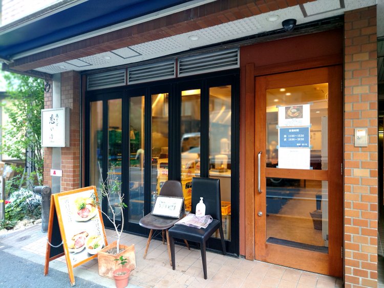 女性1人でも入りやすい、カフェのようなおしゃれな外観。