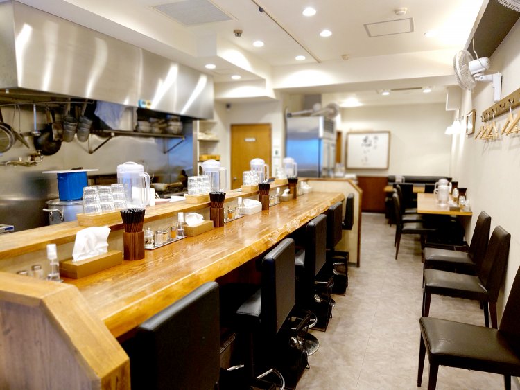 カウンター8席、テーブル4人席の計12席。店内に待ち席もあるので混雑時も安心。