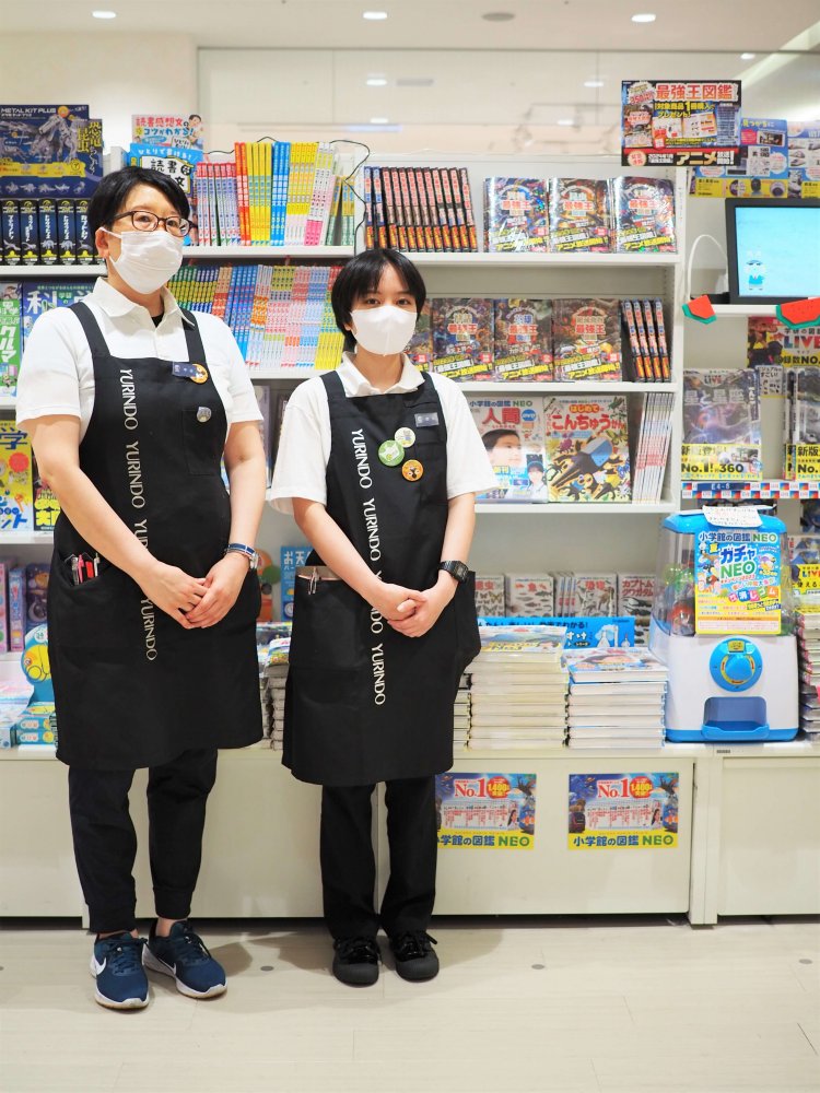 スタッフの中谷さんと児童書担当の鈴木さん。