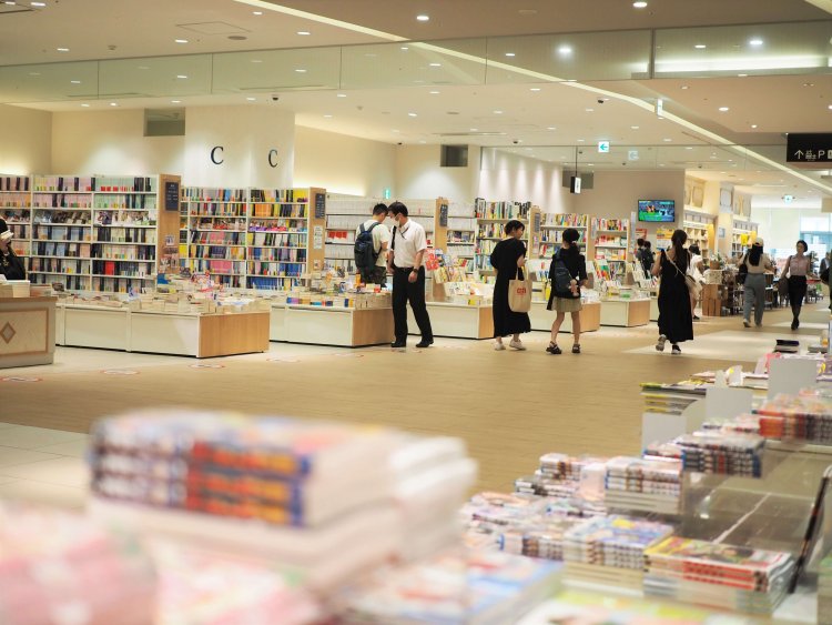 フロアに上がると明るい空間が視界に広がる。