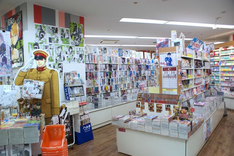 直筆サイン色紙が所狭しと飾られたコミックエリア。
