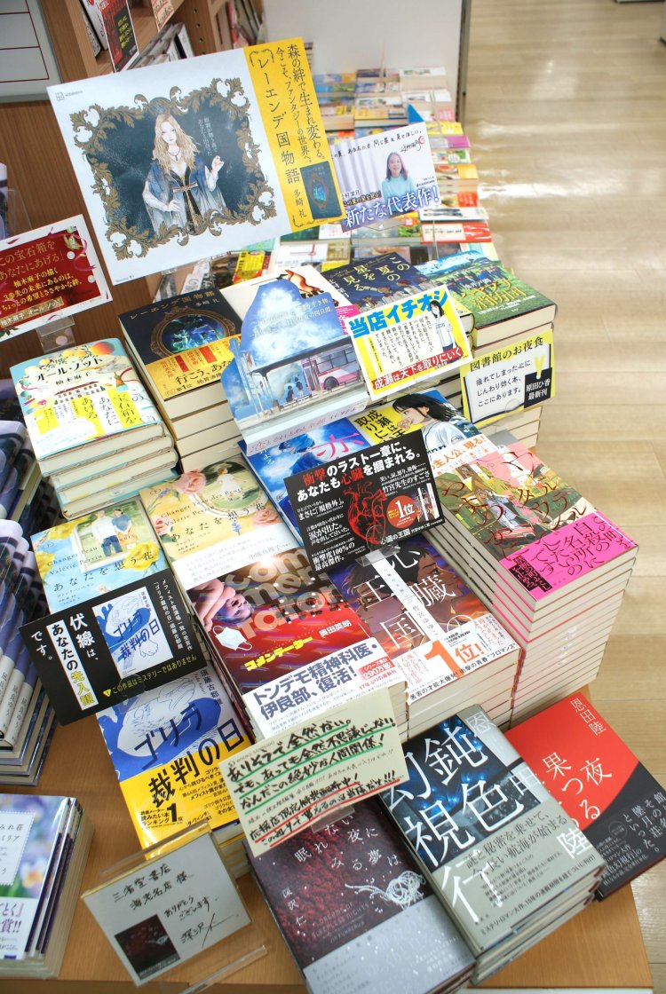 話題の新刊や担当書店員厳選の文庫が並ぶ平台。POPの紹介文が本との出合いを演出する。