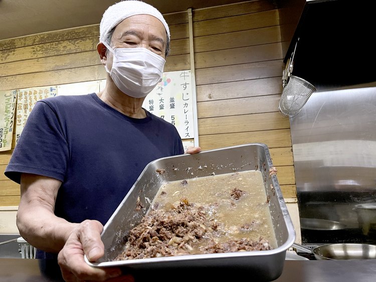 カレーの肝となる牛すじは冷めると煮こごりのようになる。「コラーゲンたっぷりです」と萩原さん。