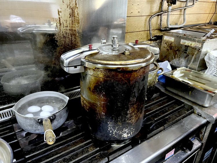 萩原さんが店にいる間、圧力鍋はフル稼働だ。