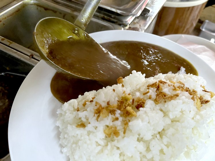 ルウにはたっぷり玉ねぎが入っているが、トロットロに煮溶けている。