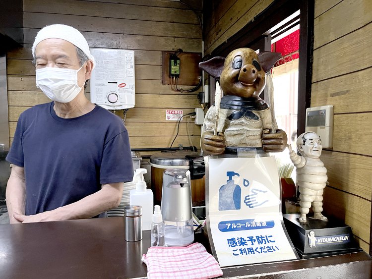 店主の萩原健次郎さん。店頭にとんねるず世代にはグッとくる『きたなシュラン』の銅像を発見。やはり実力店だ。
